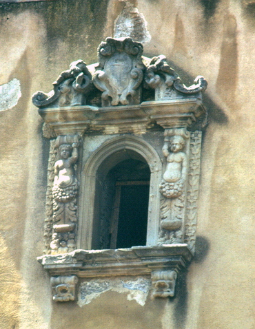 Chiesa di Santa Maria. Campanile: finestra barocca