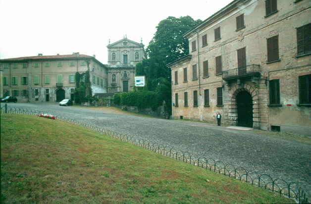 Uno scorcio della piazza 5