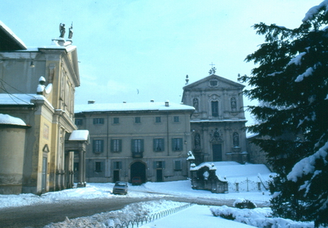 Uno scorcio della piazza 8