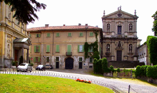 Uno scorcio della piazza 9