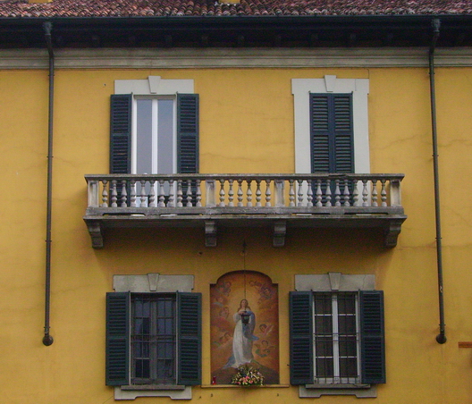 Casa De Petri in Piazza Volta