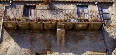 Finestre e balconi del centro antico 3