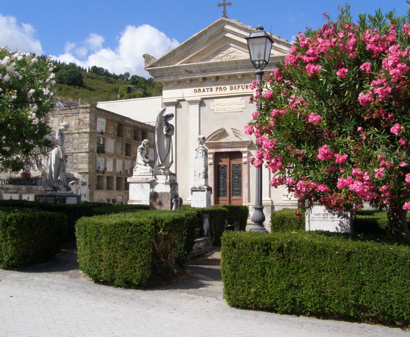 Scorcio cimitero con statue