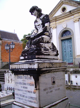 Scorcio cimitero con statue 2