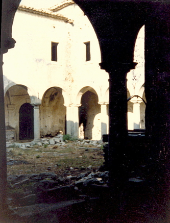 il-chiostro-del-convento-dei-carmelitani-prima-del-restauro-3