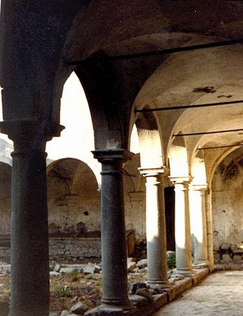 il-chiostro-del-convento-dei-carmelitani-prima-del-restauro-5