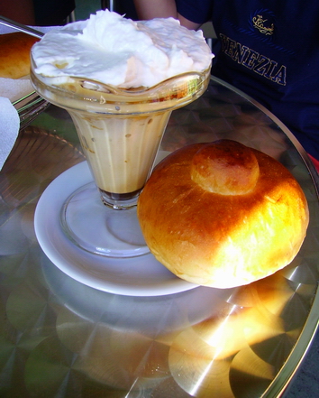 Granita al caffè con panna e brioche