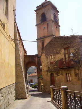 Scorcio con il campanile della chiesa di Santa Maria