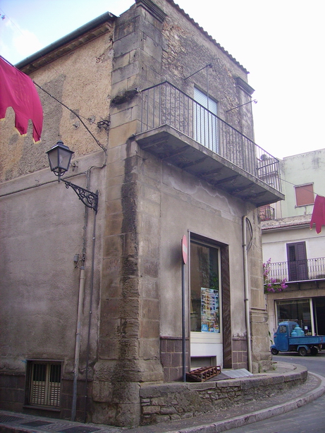 Scorcio con resti di un palazzo antico
