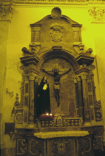 Chiesa di Santa Maria. Interno: crocifisso medievale